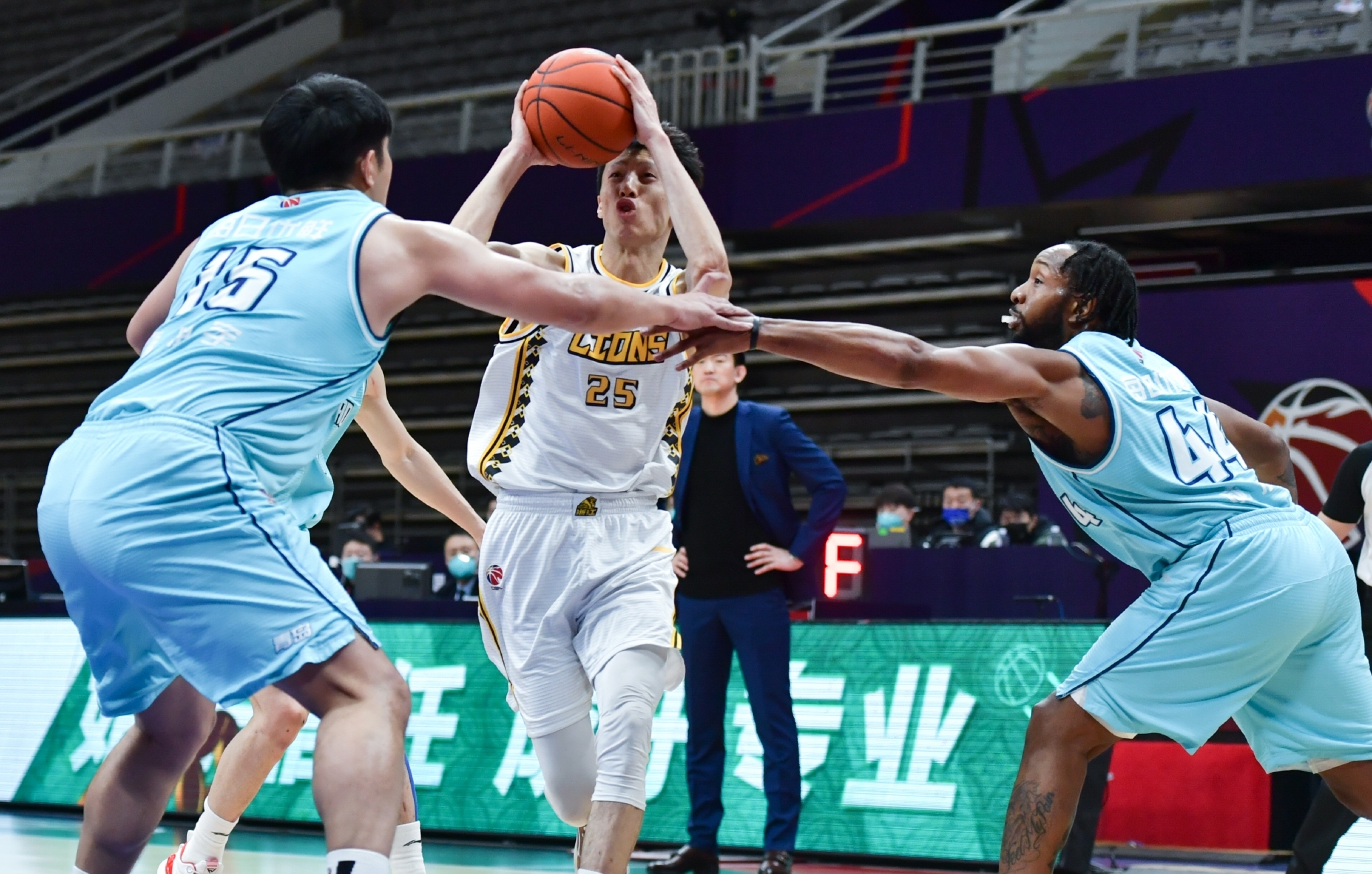 亚博-今夜勒沃库森门线救险：CBA季后赛节点到来；气氛紧张；更衣室氛围转暖-亚博