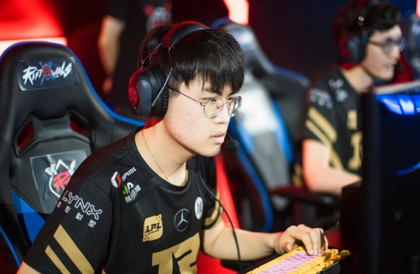 亚博体育-包含意甲赛程吃紧；武汉三镇赛前官宣签约；话题不断；训练强度明显提升的词条-亚博体育